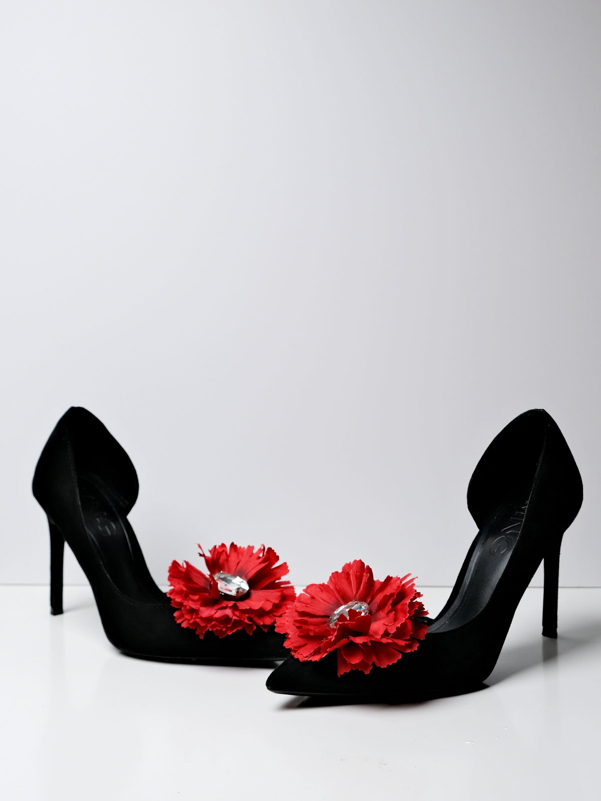 Accesorii pantofi interschimbabili, detașabili. Decorațiunile vin în pereche și stilizează orice variantă de încălțăminte. Se fixează printr-un clips. 